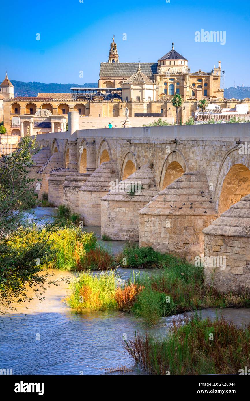 Cordoba, Spanien. Römische Brücke am Guadalquivir-Fluss und die große Moschee (Mezquita-Kathedrale) in der Stadt Cordoba, Andalusien. Stockfoto