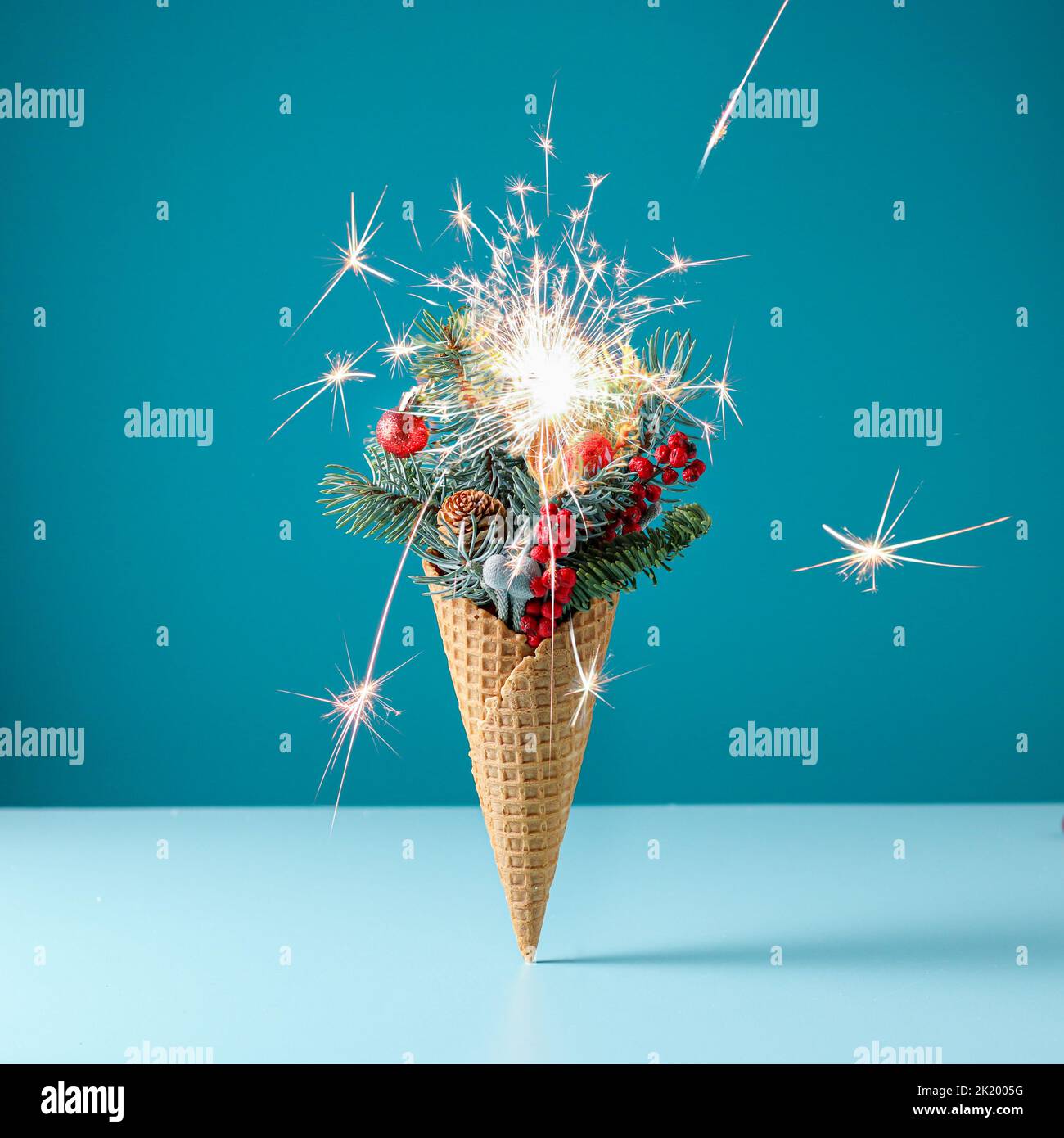 Das Banner des neuen Jahres. Weihnachten Eis Kegel mit Dekor . minimal Stockfoto