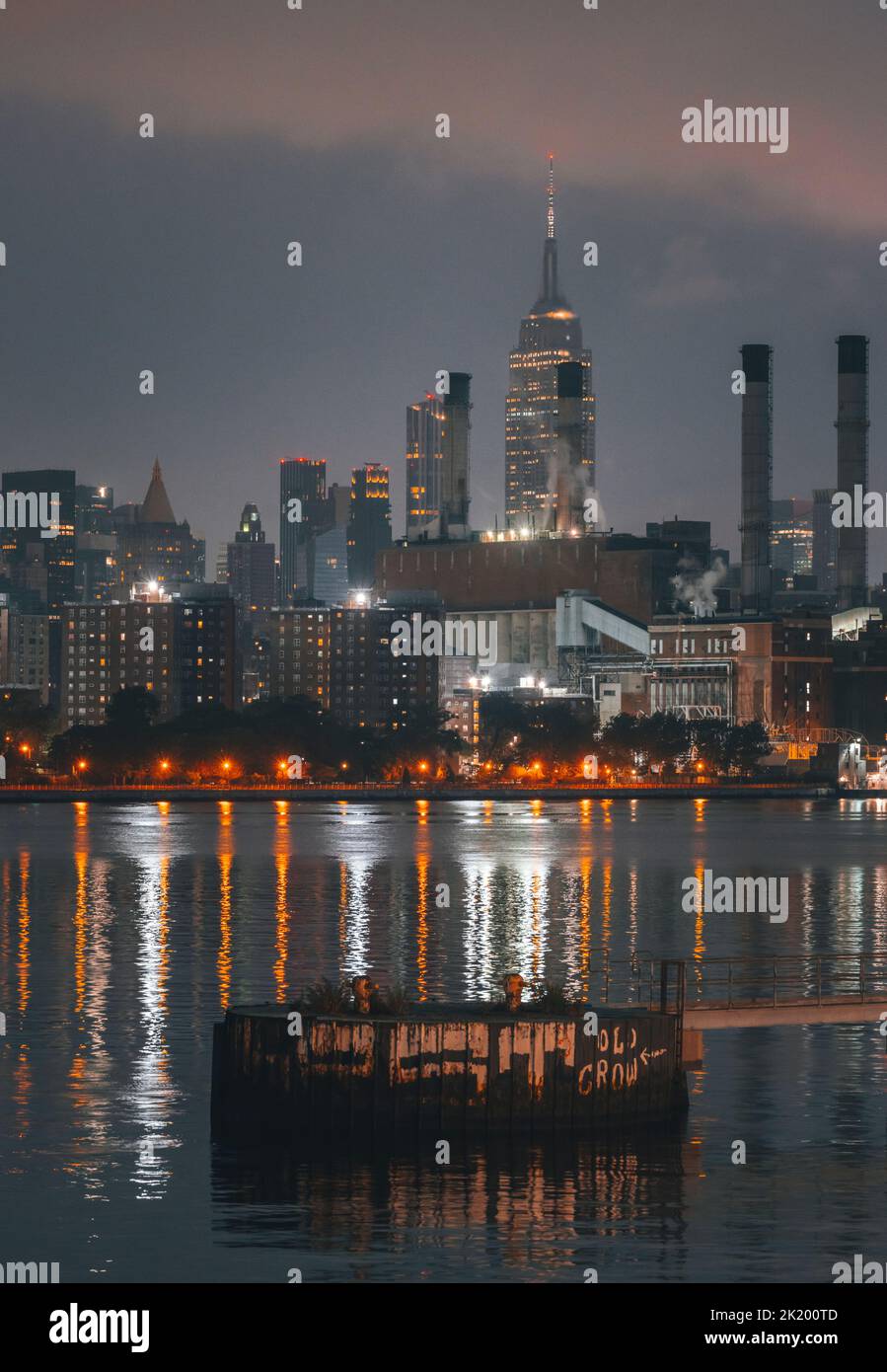Skyline der Stadt bei Nacht New York City Reflections Stockfoto