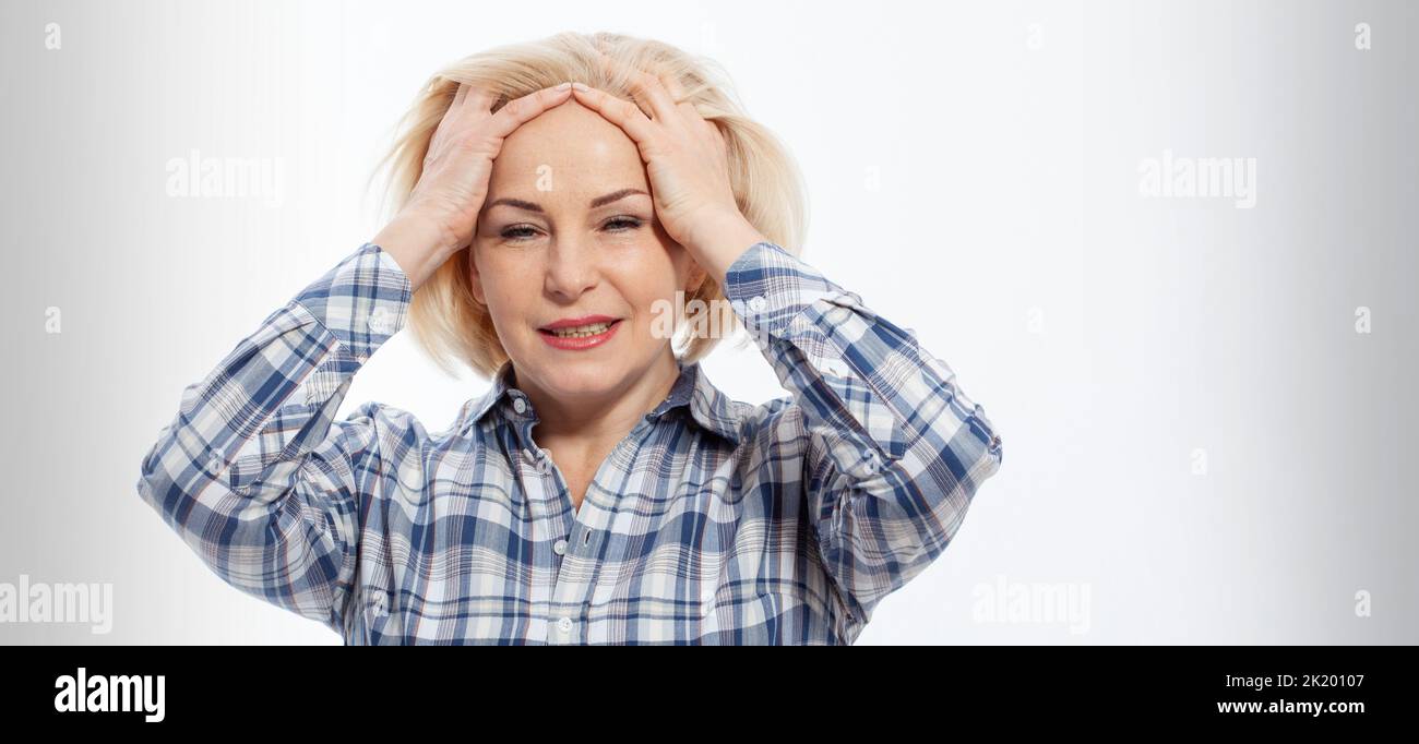 Nahaufnahme Porträt der schönen reifen alten älteren Frau mittleren Alters leiden an Kopfschmerzen Migräne massierenden Tempeln in der Menopause Krankheit, besorgt Stockfoto