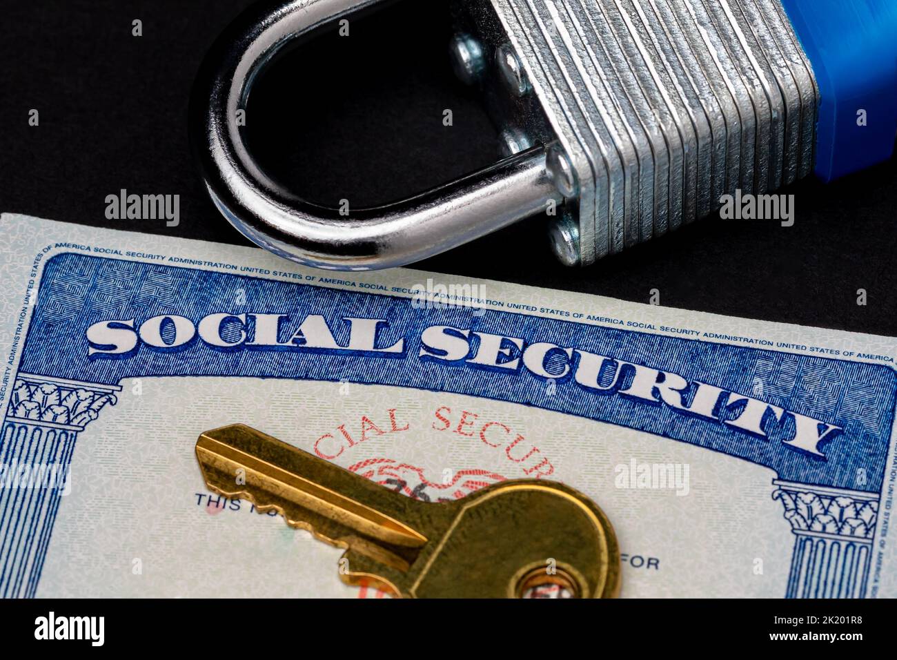 Sozialversicherungskarte und Schloss. Identitätsdiebstahl, Kreditbetrug und Sicherheitskonzept für persönliche Informationen. Stockfoto