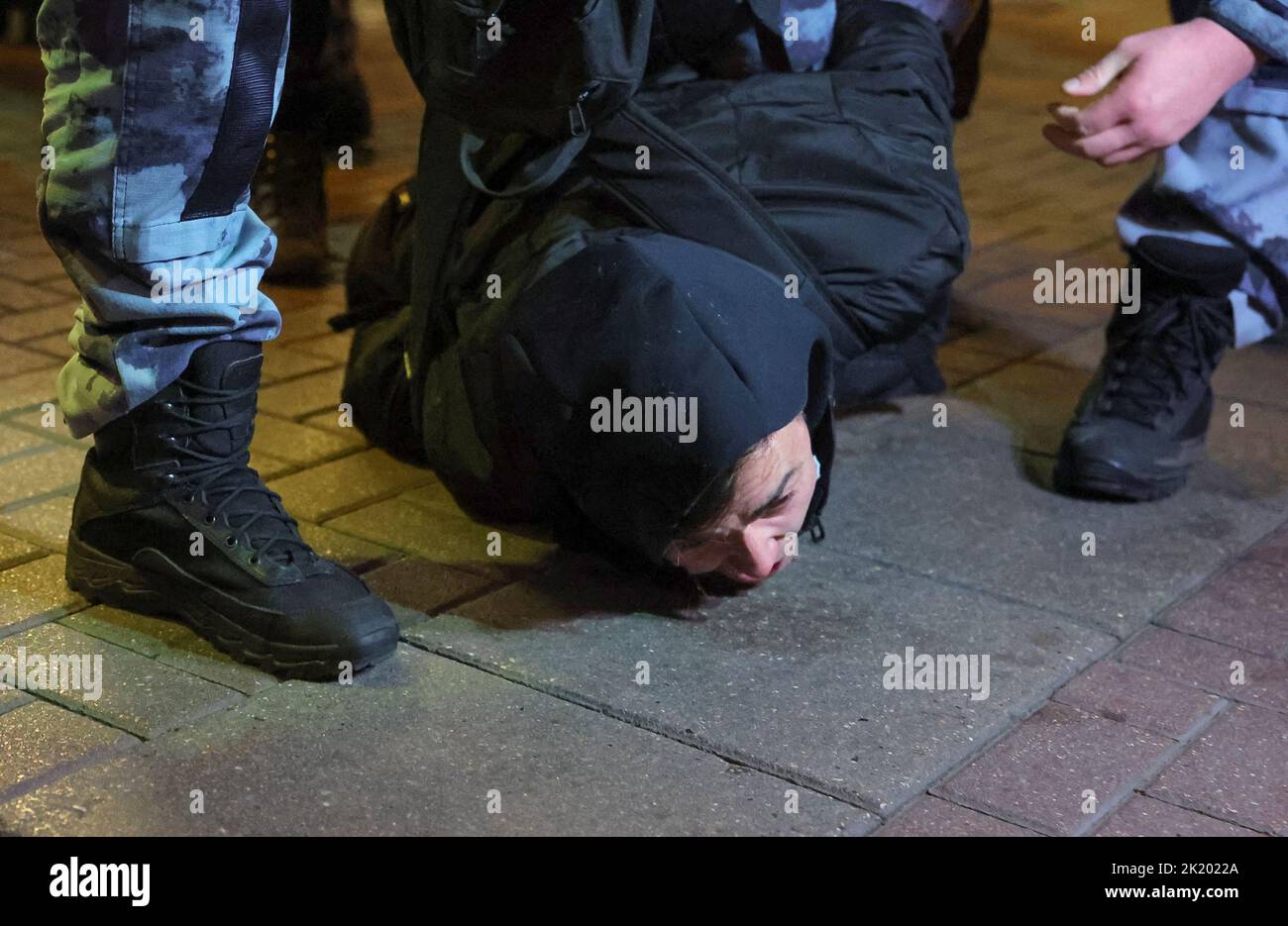 Russische Polizisten verhaften eine Person während einer nicht sanktionierten Kundgebung, nachdem Oppositionelle zu Straßenprotesten gegen die Mobilisierung von Reservisten aufgerufen hatten, die von Präsident Wladimir Putin angeordnet wurden, in Moskau, Russland, 21. September 2022. REUTERS/REUTERS-FOTOGRAF TPX-BILDER DES TAGES Stockfoto