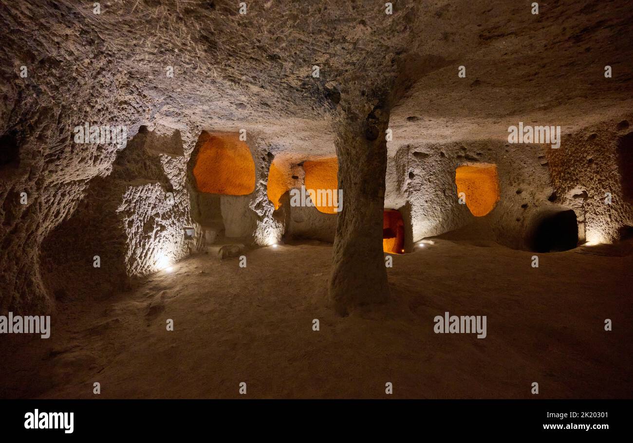 Enge Korridore und niedrige Zimmer in Kaymakli Underground City, UNESCO-Weltkulturerbe, Kappadokien, Anatolien, Türkei Stockfoto