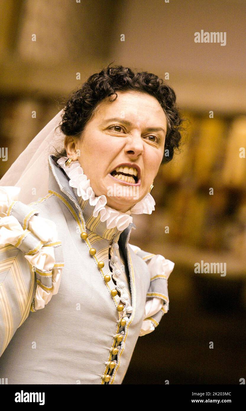 Yolanda Vasquez (Beatrice) in MUCH ADO ABOUT NOTHING von Shakespeare at Shakespeare's Globe, London SE1 02/06/2004 Musik: Claire van Kampen Kostüme: Luca Costigliolo Regie / Master of Play : Tamara Harvey Stockfoto