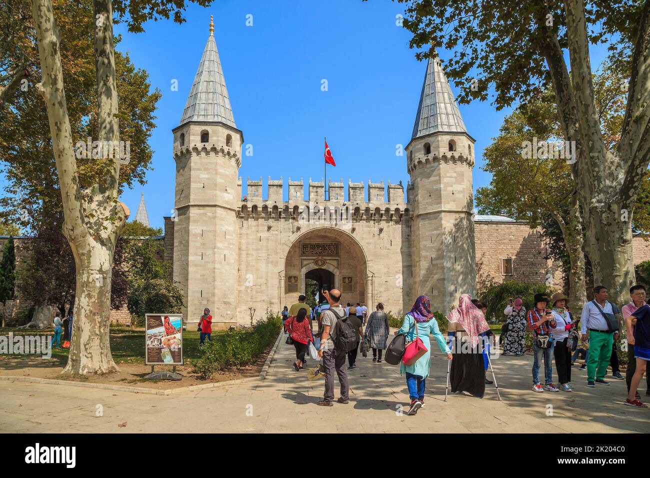 ISTANBUL, TÜRKEI - 11. SEPTEMBER 2017: Es ist das Babusselam-Tor im zweiten Innenhof des Topkapi-Palastes, im Museum des Palastes. Stockfoto