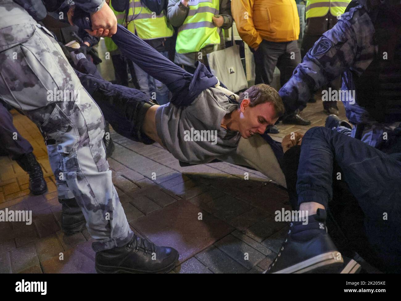 Russische Polizisten verhaften einen Mann während einer nicht sanktionierten Kundgebung, nachdem Oppositionelle zu Straßenprotesten gegen die Mobilisierung von Reservisten aufgerufen hatten, die von Präsident Wladimir Putin angeordnet wurden, in Moskau, Russland, am 21. September 2022. REUTERS/REUTERS-FOTOGRAF Stockfoto