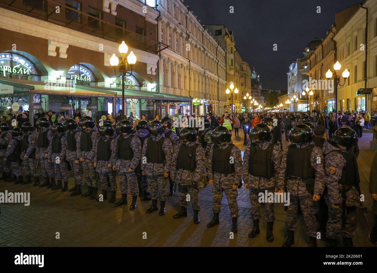 Russische Polizisten stehen während einer nicht sanktionierten Kundgebung Wache, nachdem Oppositionelle zu Straßenprotesten gegen die von Präsident Wladimir Putin angeordnete Mobilisierung von Reservisten in Moskau, Russland, am 21. September 2022 aufgerufen hatten. REUTERS/REUTERS-FOTOGRAF Stockfoto