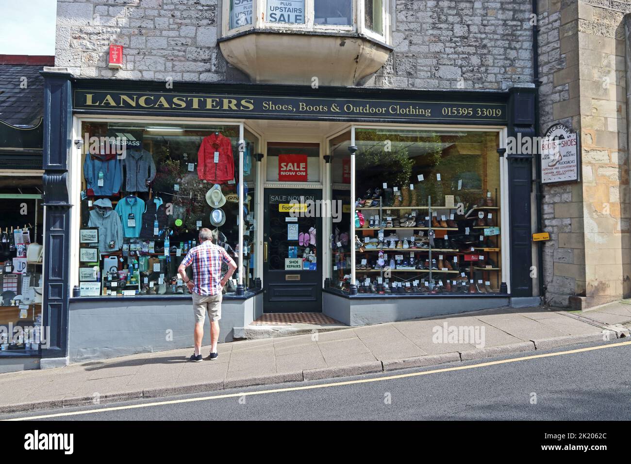 Lancaster's Schuhe, Stiefel und Outdoor-Bekleidung, Grange-over-Sands Stockfoto