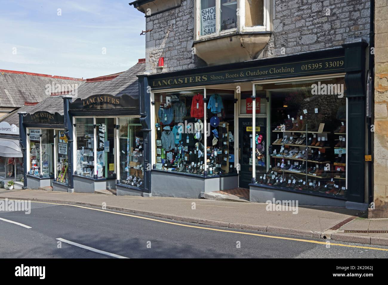 Lancaster's Schuhe, Stiefel und Outdoor-Bekleidung, Houseworld und Linen Box Shops, Grange-over-Sands Stockfoto