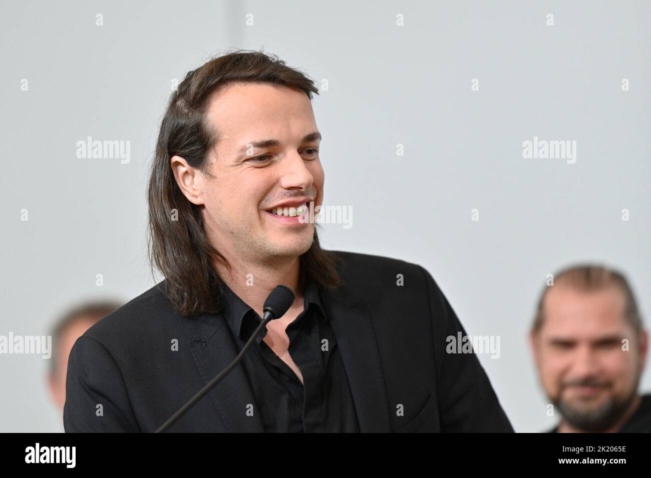 Wien, Österreich. 21. September 2022. Der unabhängige Bundespräsidentenkandidat Dominik Wlazny (Marco Pogo) lädt zu einer Pressekonferenz ein und stellt sein persönliches Komitee vor. Persönlichkeiten aus den unterschiedlichsten Bereichen unterstützen Dominik Wlazny bei seiner Kandidatur für das höchste Amt des Landes. Quelle: Franz Perc/Alamy Live News Stockfoto