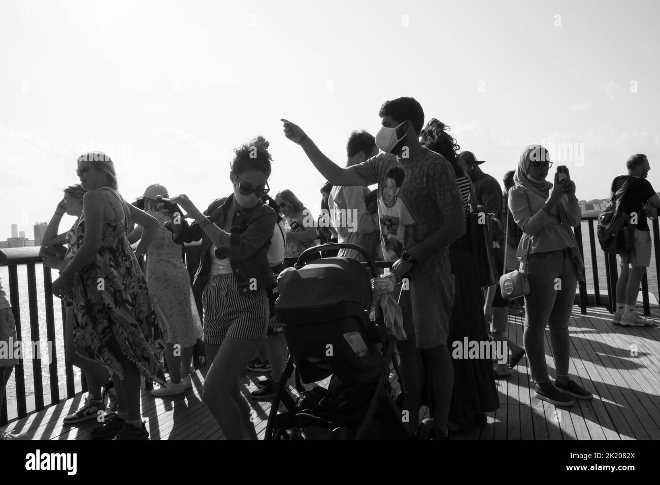 Touristen auf der Little Island am Pier 55 entlang des Hudson River in New York City, NY, USA. Stockfoto