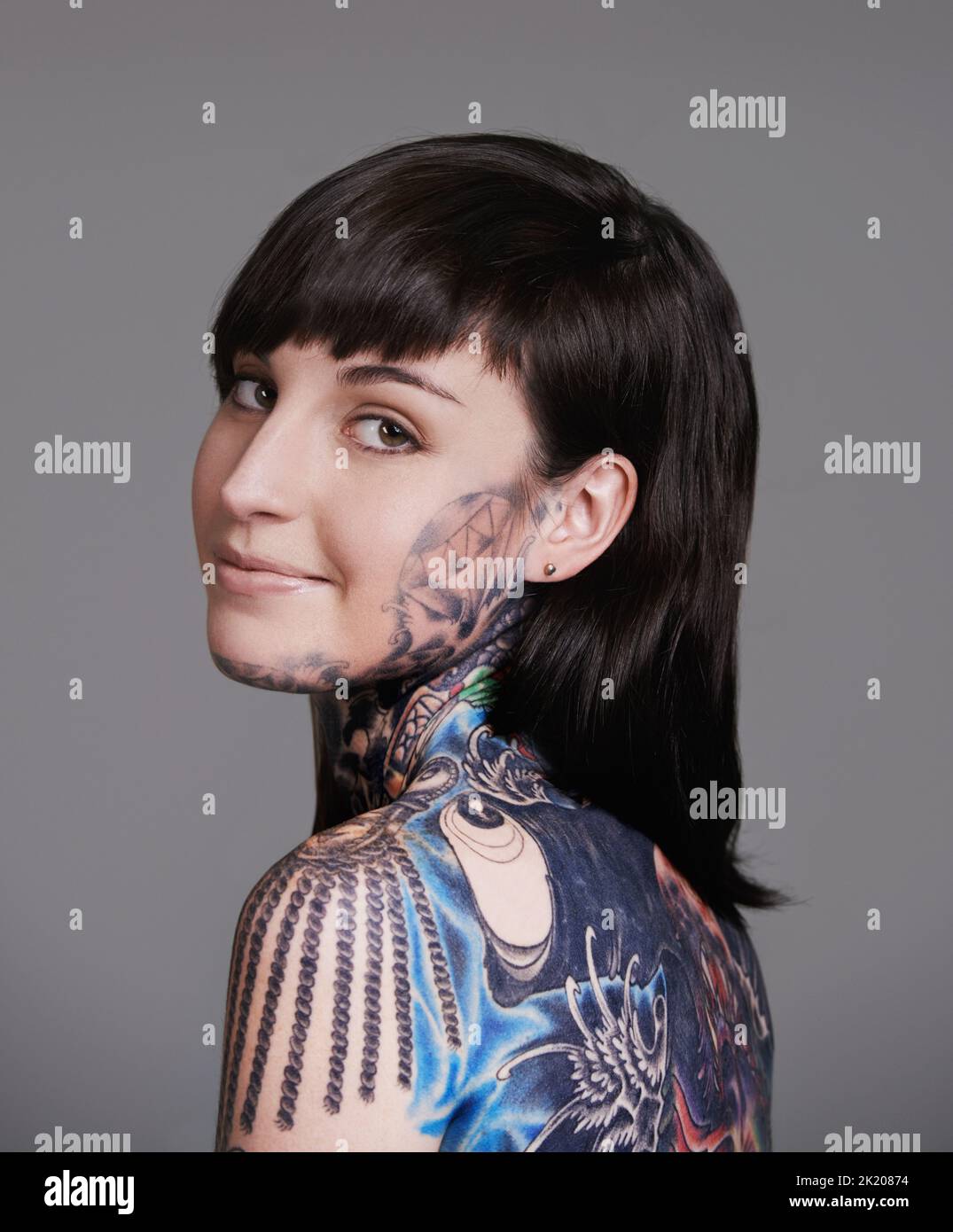 Ich verstecke nicht mein ehrfürchtiges. Ein zugeschnittenes Studioporträt einer tätowierten jungen Frau. Stockfoto