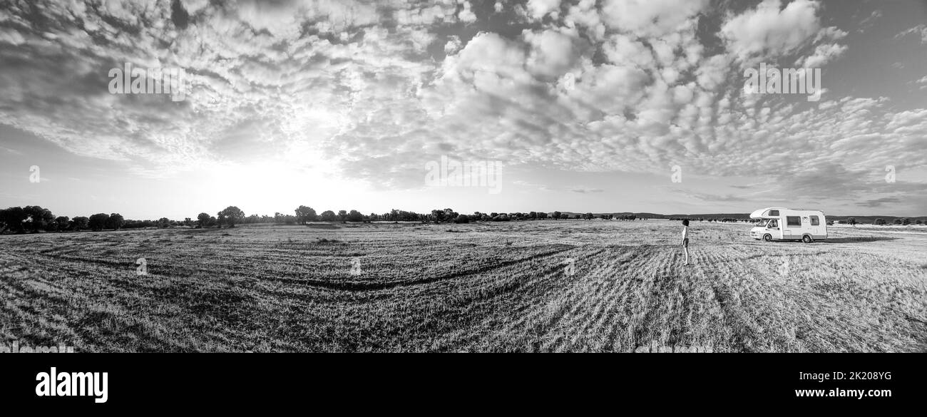 Eine Person und ein Wohnmobil auf einem Feld, in Apulien Stockfoto