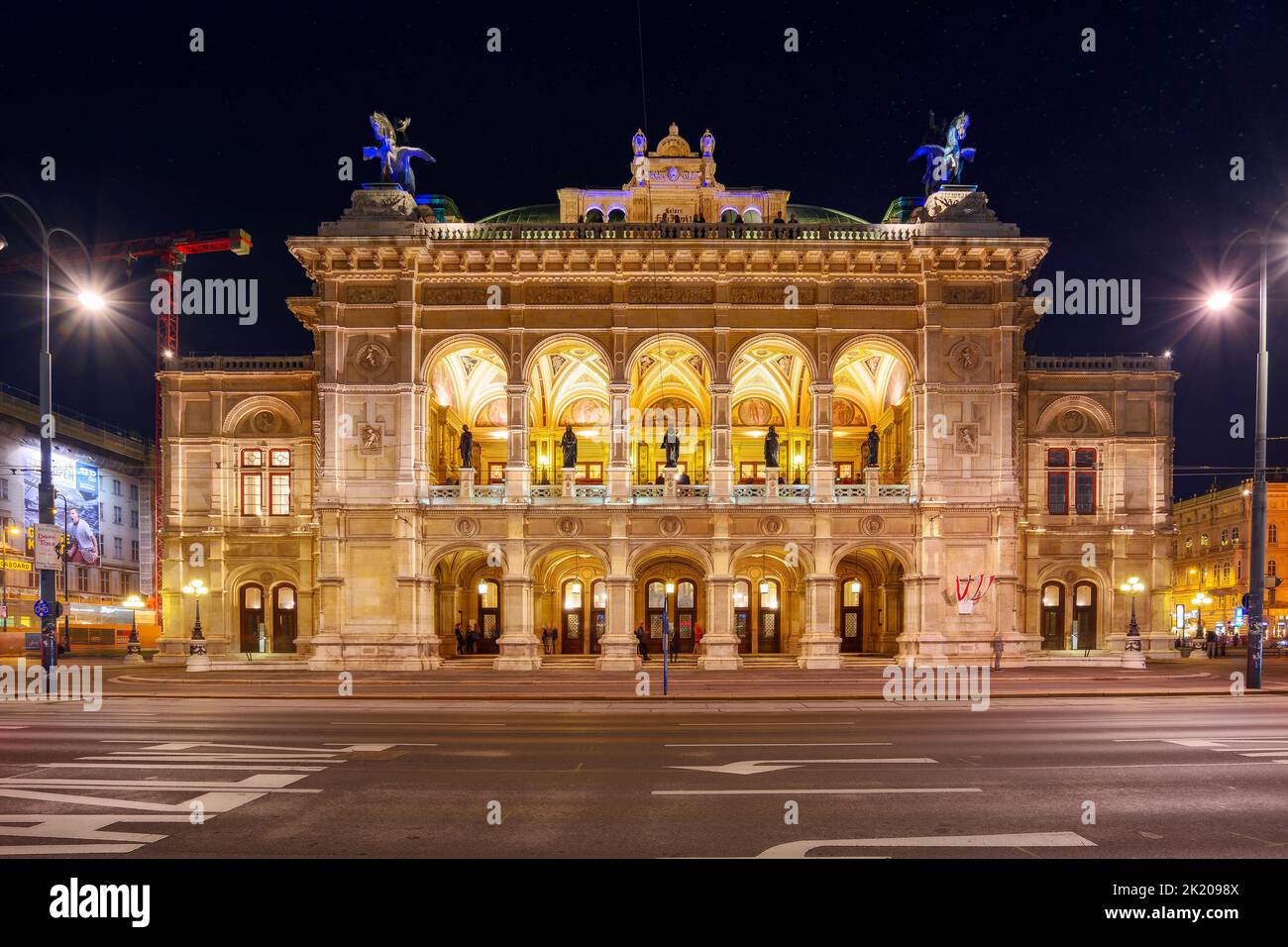 wien, österreich - 17. oktober 2019: Fassade des berühmten Opernhauses bei Nacht. Beliebtes Reiseziel Stockfoto