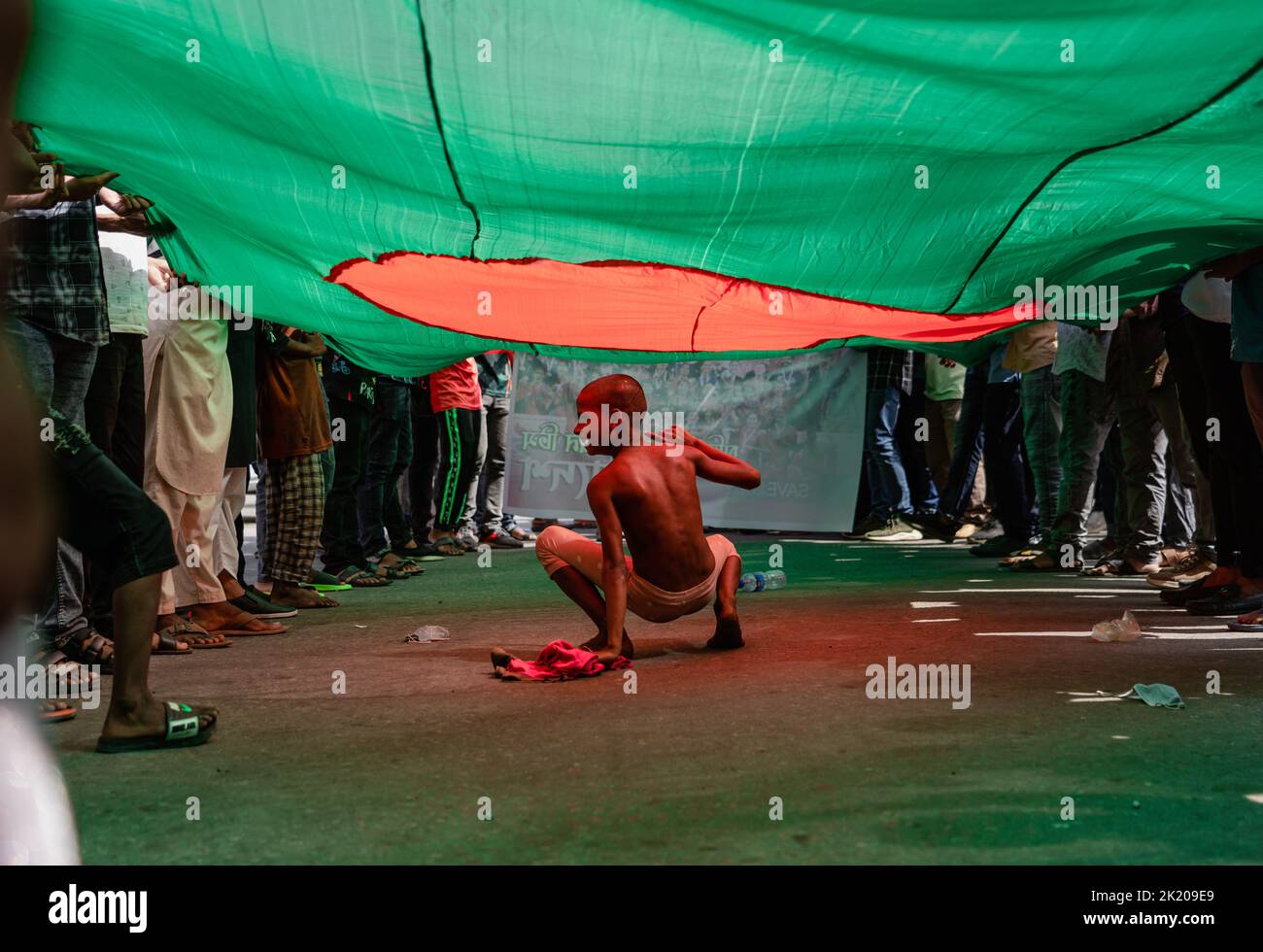 Die bangladeschische Fußballnationalmannschaft der Frauen kehrt Dhaka zurück, nachdem sie das SAFF-Frauenturnier gewonnen hat, und die Menschen feiern dort den Sieg. Stockfoto