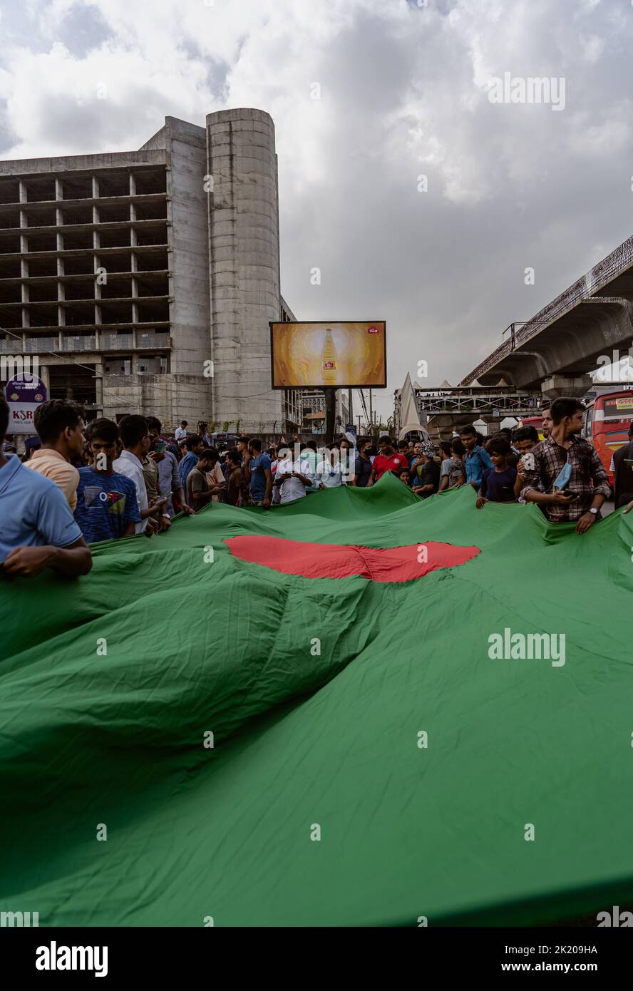 Die bangladeschische Fußballnationalmannschaft der Frauen kehrt Dhaka zurück, nachdem sie das SAFF-Frauenturnier gewonnen hat, und die Menschen feiern dort den Sieg. Stockfoto