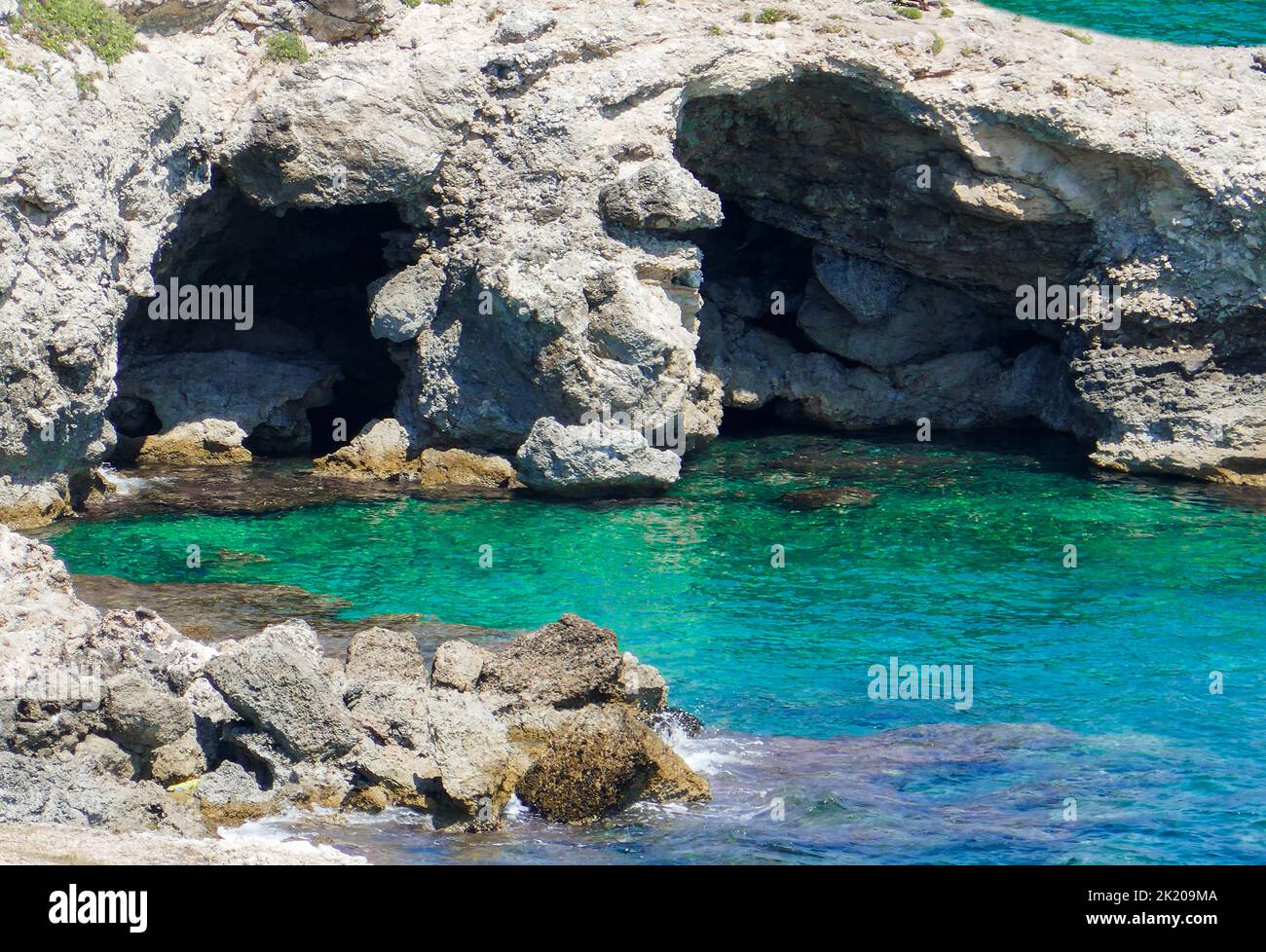 Zwei Höhlen am Meer in Italien Stockfoto