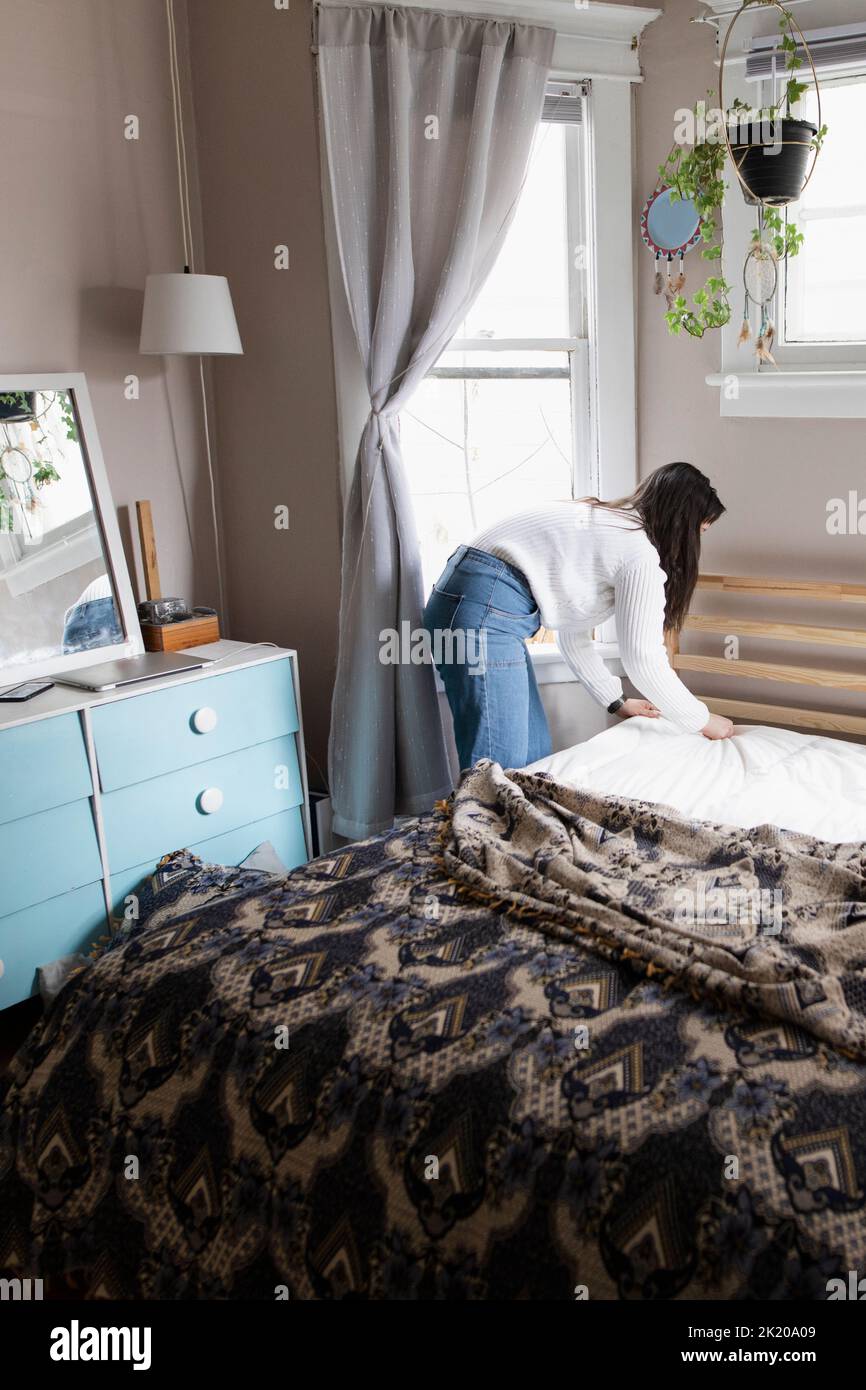 Junge Frau im Bett zu Hause machen Stockfoto