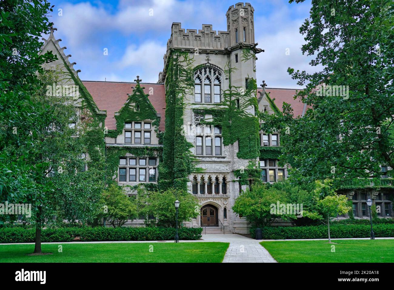 Chicago, USA - August 2022: Ein gotisches Steingebäude im Ryerson-Stil auf den Hauptvierecken der University of Chicago. Stockfoto