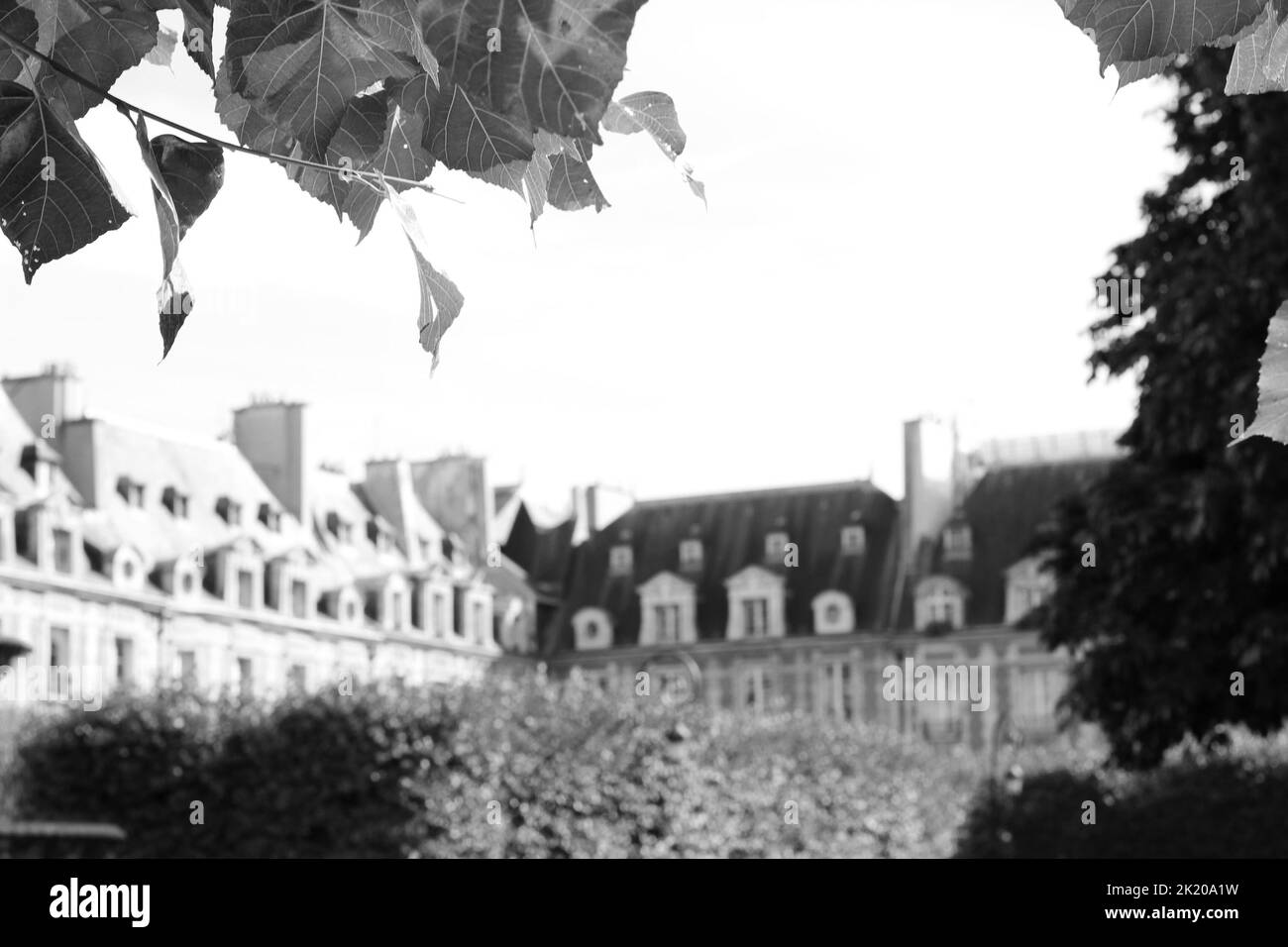 Paris Abstraktes Stadtbild. Abstrakt verschwommen der Place des Vosges (Place Royale) Blick vom Garten. Stockfoto