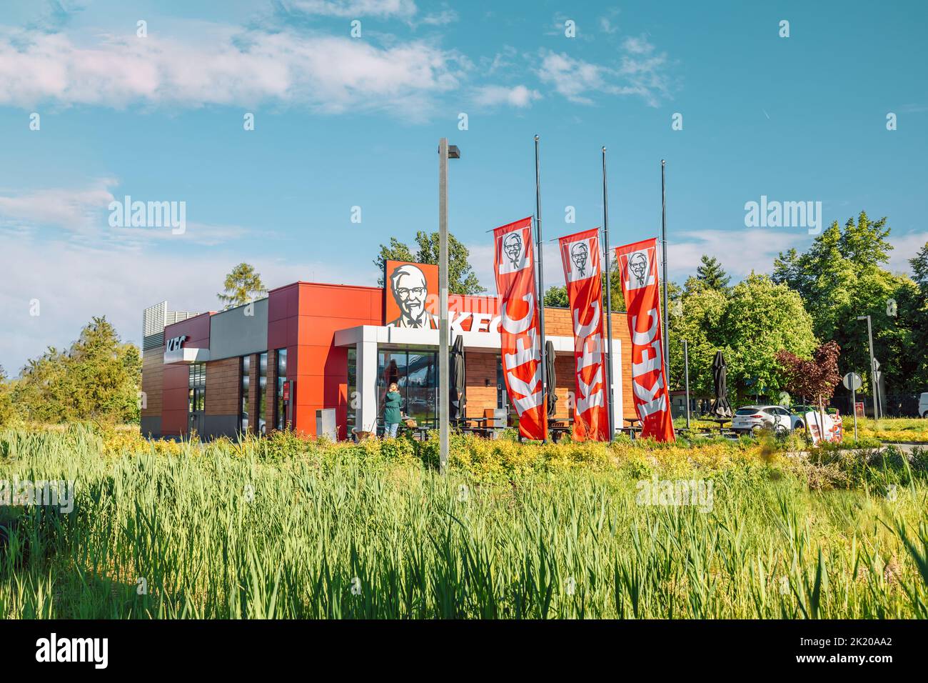 Krakau, Polen - September 11 2022: Außengebäude des Fast-Food-Restaurants KFC (Kentucky Fried Chicken) KFC-Fahrt durch das Restaurant Krakau, Polen Stockfoto