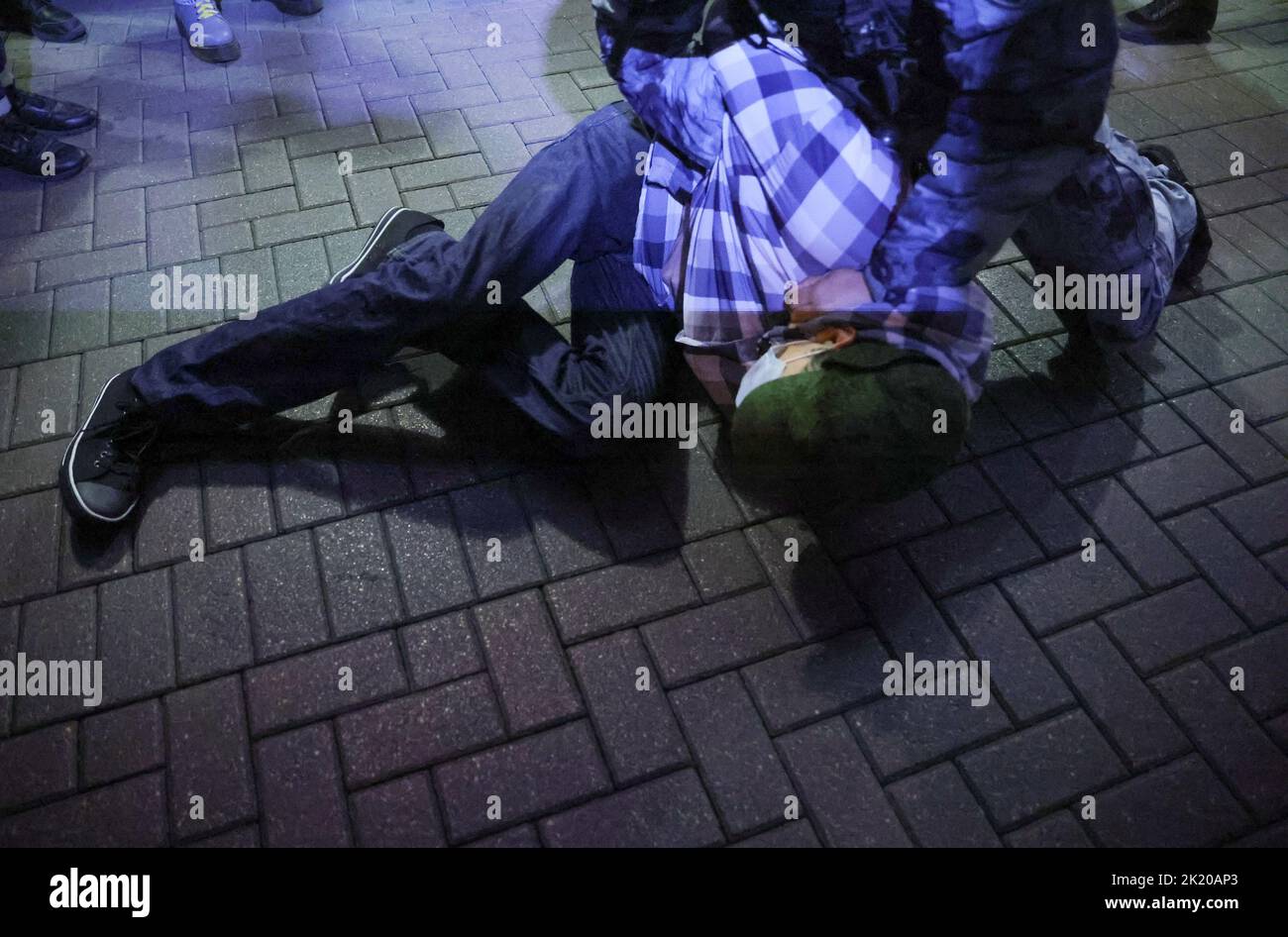 Russische Polizisten verhaften eine Person während einer nicht sanktionierten Kundgebung, nachdem Oppositionelle zu Straßenprotesten gegen die Mobilisierung von Reservisten aufgerufen hatten, die von Präsident Wladimir Putin angeordnet wurden, in Moskau, Russland, 21. September 2022. REUTERS/REUTERS-FOTOGRAF Stockfoto