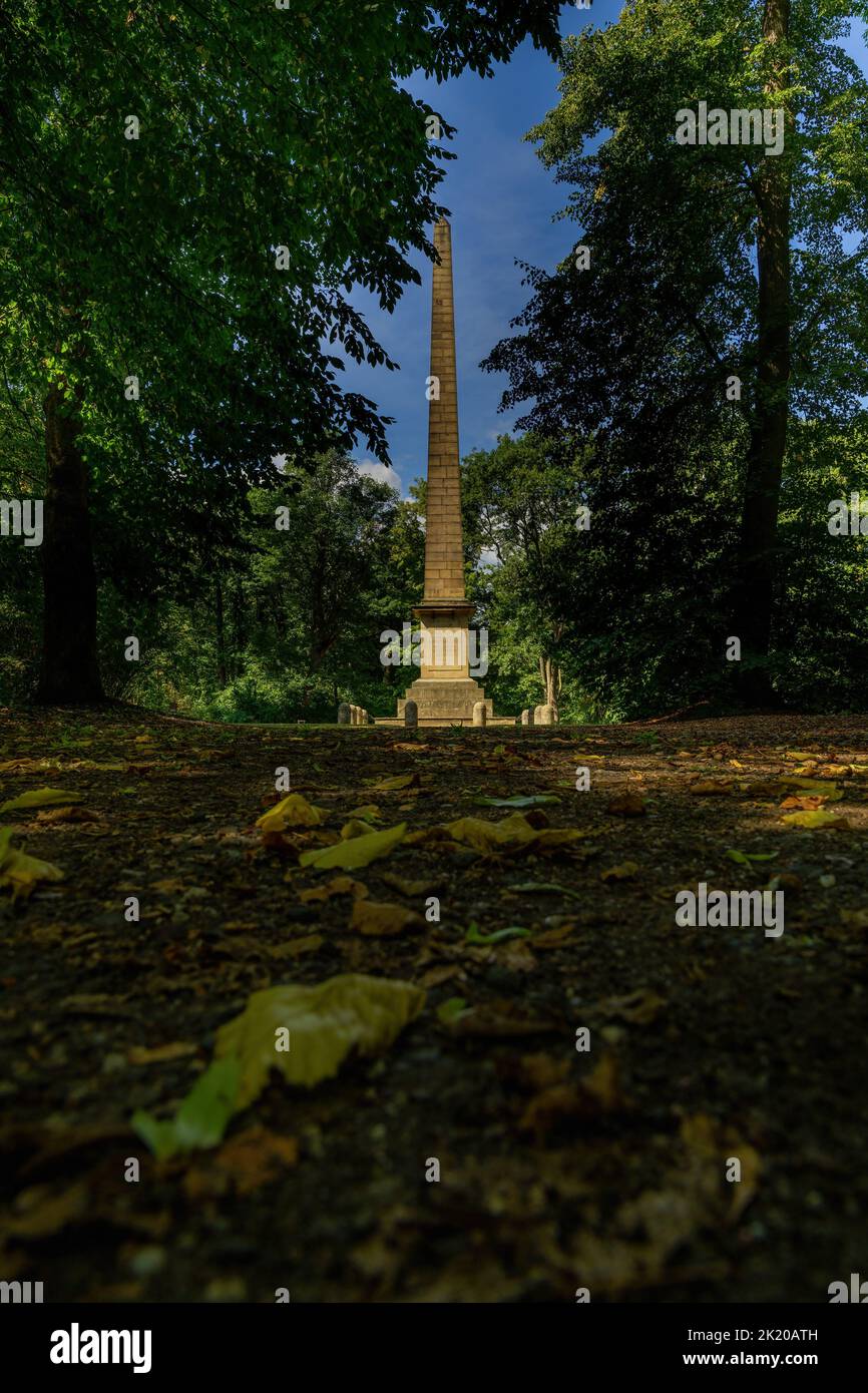Obelisk errichtet zum Gedenken an die Schlacht von Amberg 1796 Sieg Österreichs über Frankreich - Schlosspark in Krásný Dvůr - Tschechische Republik, Europa Stockfoto