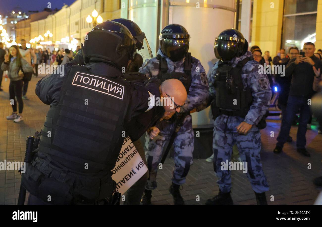 Russische Polizisten verhaften einen Teilnehmer während einer nicht sanktionierten Kundgebung, nachdem Oppositionelle zu Straßenprotesten gegen die Mobilisierung von Reservisten aufgerufen hatten, die von Präsident Wladimir Putin angeordnet wurden, in Moskau, Russland, 21. September 2022. REUTERS/REUTERS-FOTOGRAF Stockfoto
