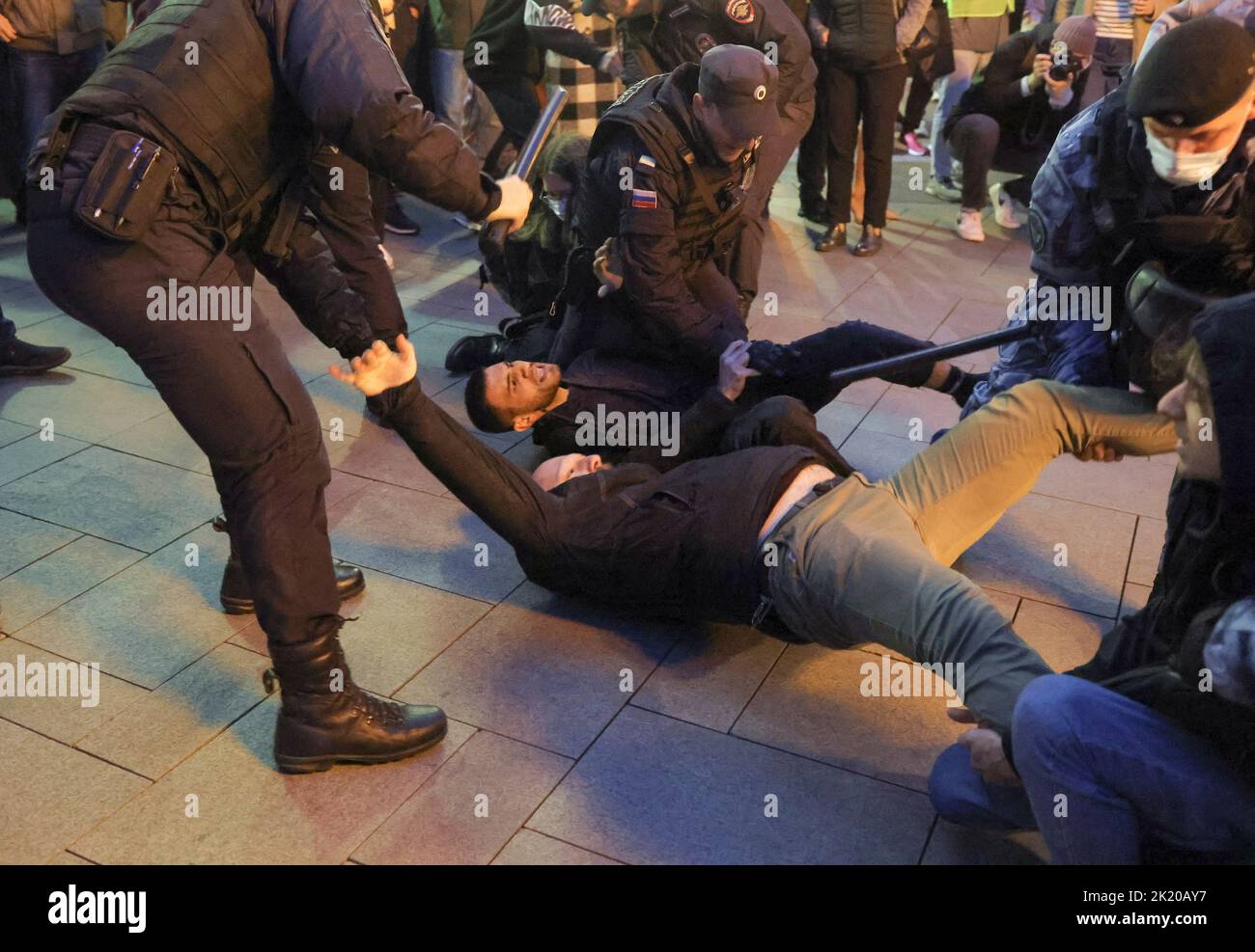 Russische Polizisten verhaften Männer während einer nicht sanktionierten Kundgebung, nachdem Oppositionelle zu Straßenprotesten gegen die von Präsident Wladimir Putin angeordnete Mobilisierung von Reservisten in Moskau, Russland, am 21. September 2022 aufgerufen hatten. REUTERS/REUTERS-FOTOGRAF Stockfoto