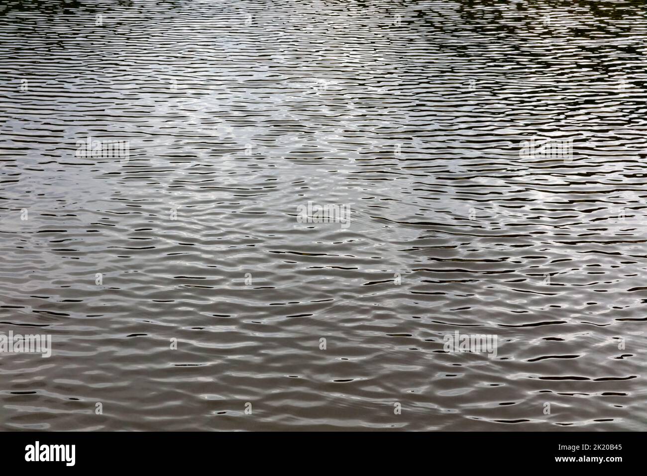 Das Wasser plätschelt auf einem Teich. Stockfoto