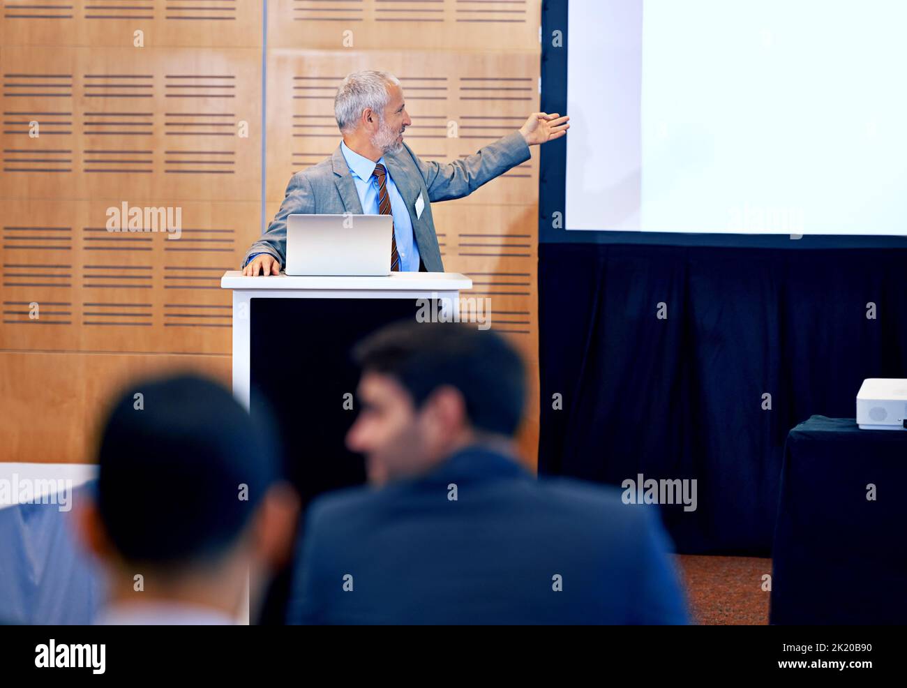 Sein Team selbstbewusst führen. Ein selbstbewusster Geschäftsmann, der auf einer Pressekonferenz eine Präsentation halten kann. Stockfoto