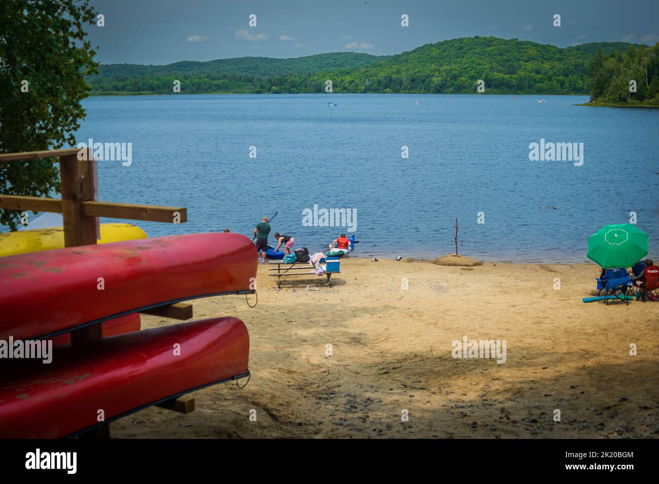 Familien können sich am Arrowhead See und Strand in Huntsville, Ontario, Kanada, aussuchen Stockfoto