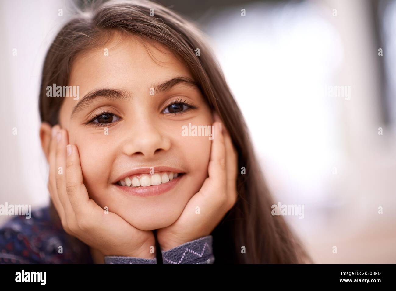Nur ich. Portrait eines niedlichen kleinen Mädchens, das einen Tag zu Hause genießt. Stockfoto