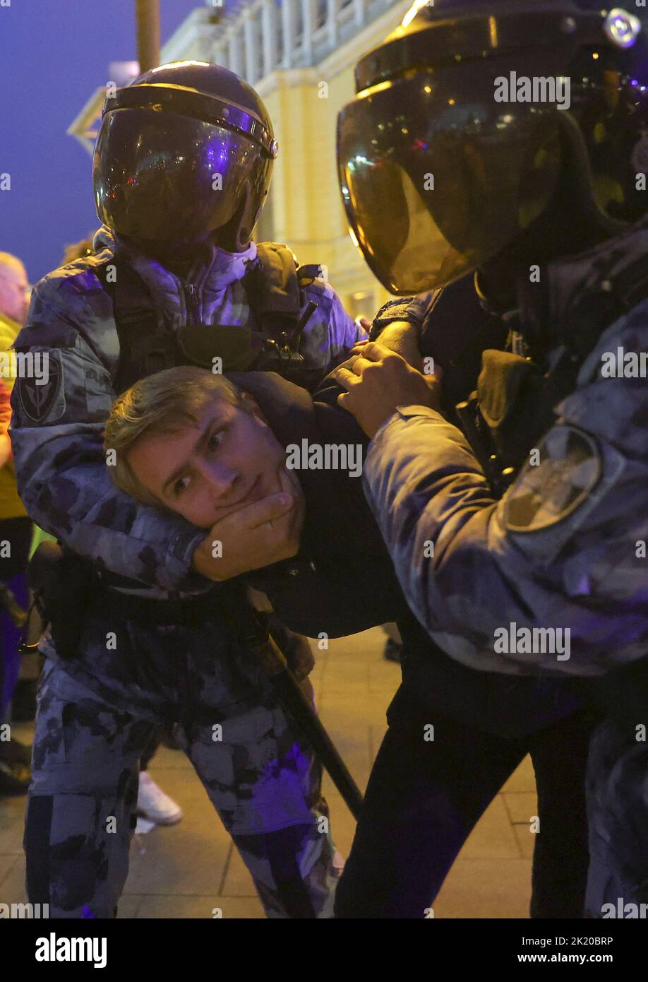 Russische Polizisten verhaften einen Mann während einer nicht sanktionierten Kundgebung, nachdem Oppositionelle zu Straßenprotesten gegen die Mobilisierung von Reservisten aufgerufen hatten, die von Präsident Wladimir Putin angeordnet wurden, in Moskau, Russland, am 21. September 2022. REUTERS/REUTERS-FOTOGRAF Stockfoto