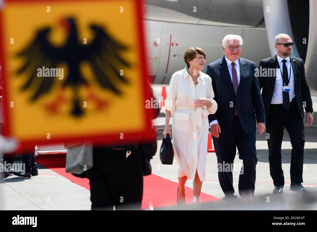 Guadalajara, Mexiko. 21. September 2022. Bundespräsident Frank-Walter Steinmeier und seine Frau Elke Büdenbender erreichen den internationalen Flughafen Miguel Hidalgo y Costilla in Guadalajara. Präsident Steinmeier und seine Frau sind zu einem zweitägigen Besuch in Mexiko. Quelle: Bernd von Jutrczenka/dpa/Alamy Live News Stockfoto