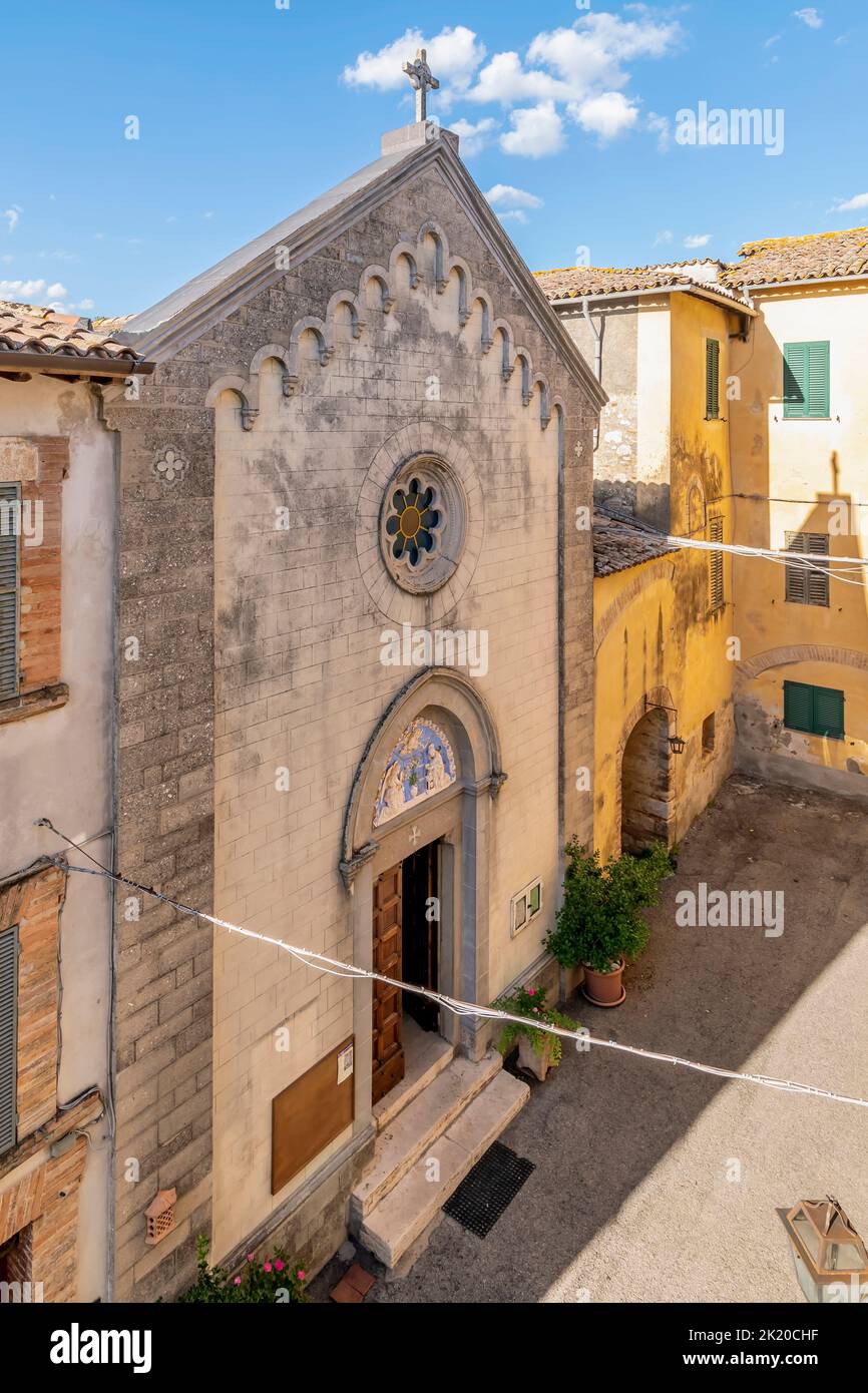 Die Fassade der alten Kirche von San Giovanni Battista im historischen Zentrum von Collevalenza oder Colvalenza, Perugia, Italien Stockfoto
