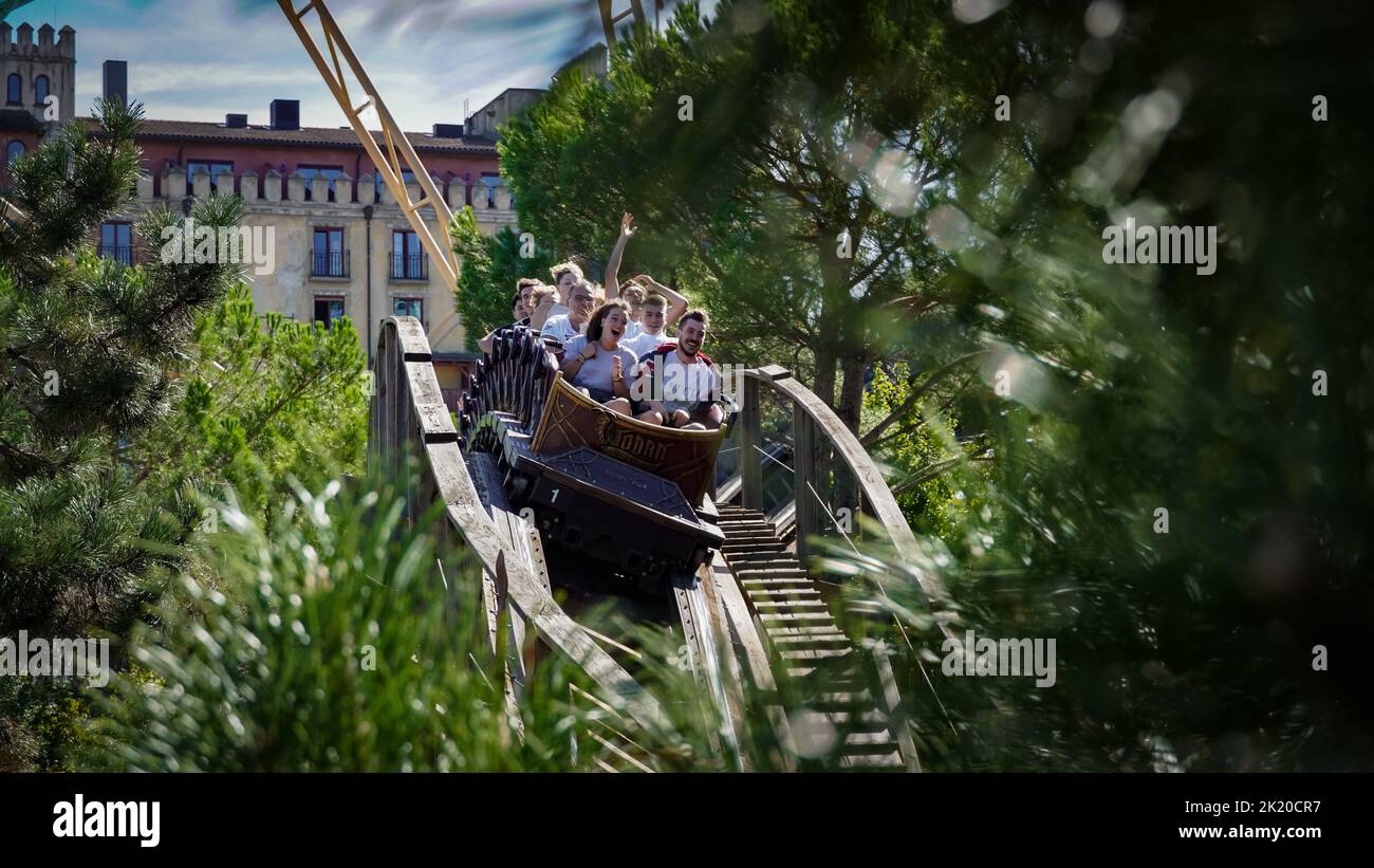 Rust, Deutschland-14. Juli 2023: Jugendliche haben Spaß auf der hölzernen Achterbahn „Wodan Timburcoaster“ im Freizeitpark „Europa-Park“ Stockfoto