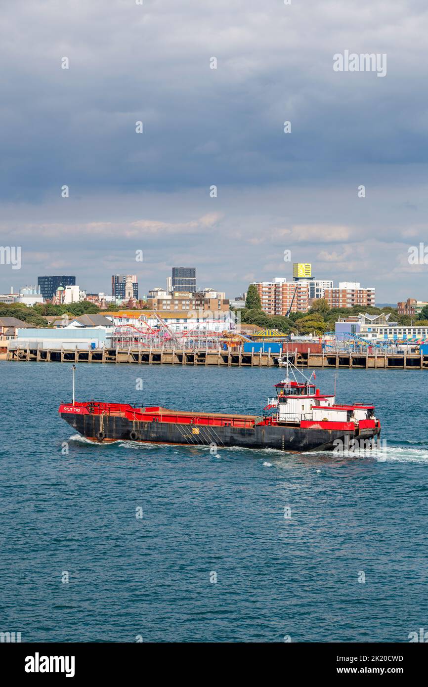 mv Slit zwei Motorhopper, die in den Hafen von portsmouth im britischen solent einliefen, das Spezialschiff mv spaltete zwei Schiffe auf dem Weg nach portsmouth. Stockfoto