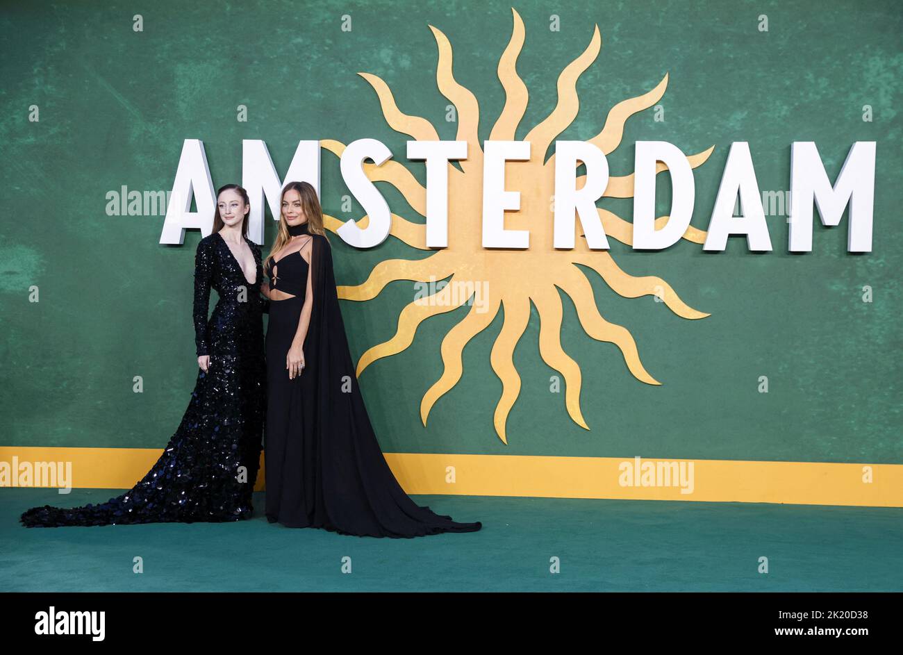 Die Schauspielerinnen Andrea Riseborough und Margot Robbie nehmen an der Europa-Premiere des Films 'Amsterdam' in London, Großbritannien, am 21. September 2022 Teil. REUTERS/Tom Nicholson Stockfoto