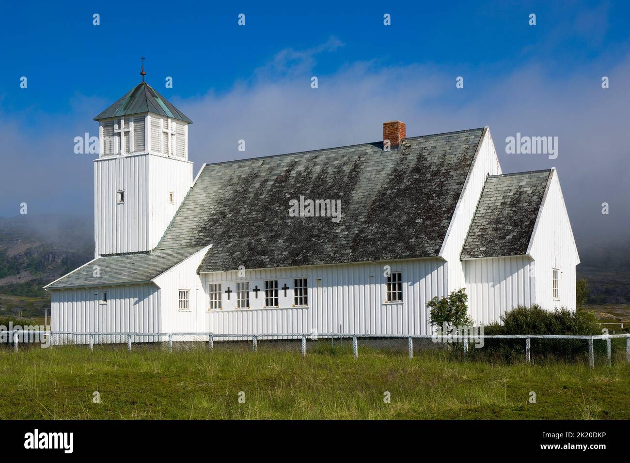 Weiße hölzerne Slottenkirche auf der malerischen Route von Havoysund, Norwegen Stockfoto