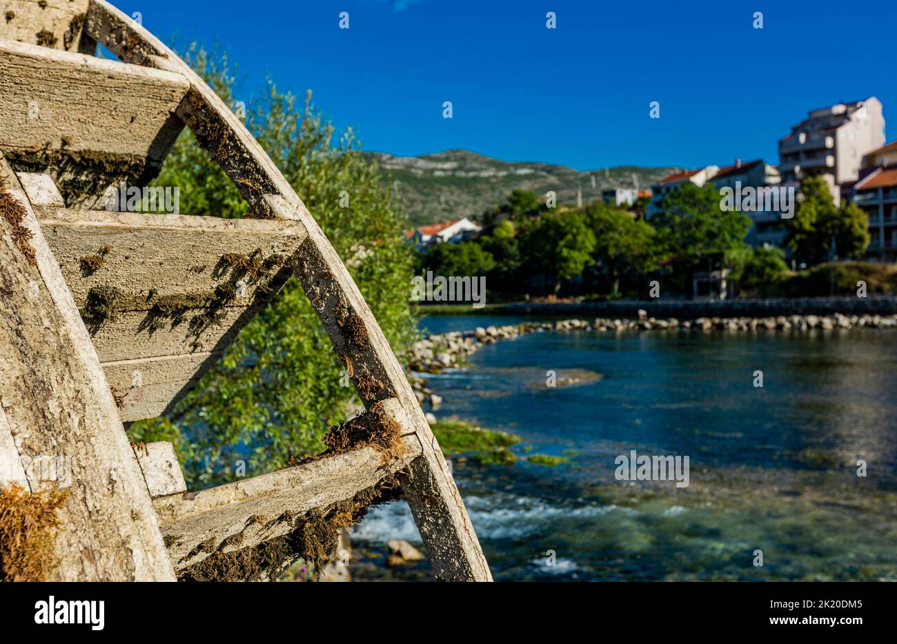 Altes Wasserrad auf dem Fluss in Trebisnjica bei Trebinje, Bosnien und Herzegowina Stockfoto
