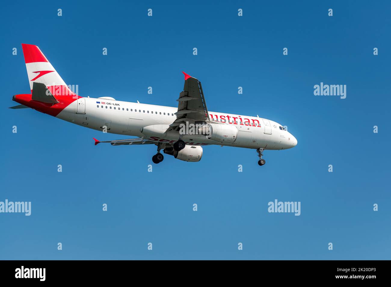 Larnaca, Zypern - 17. Juli 2022: Airbus A320 österreichischer Fluggesellschaften landet am Flughafen Glafcos Clerides Stockfoto