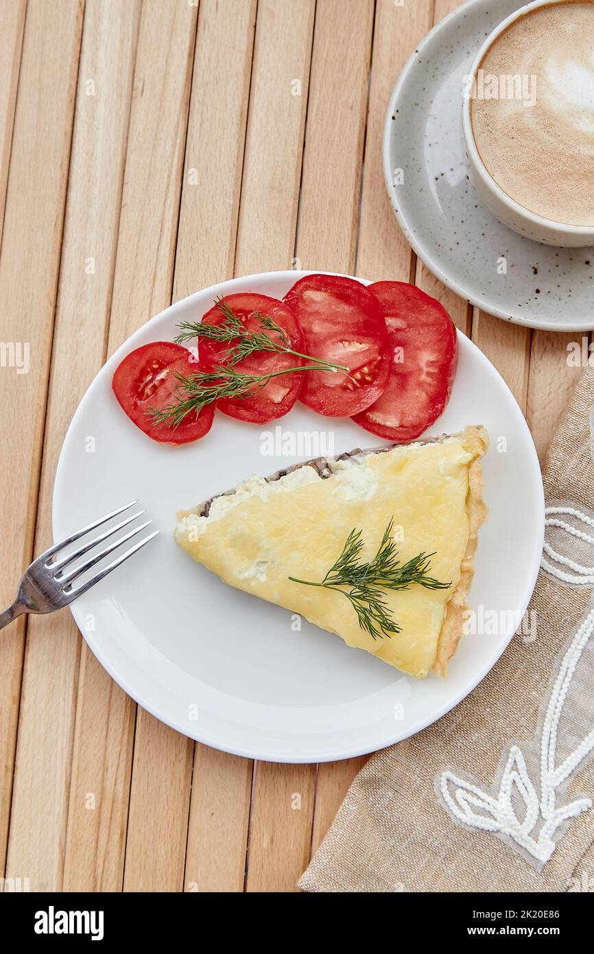 Vegetarische hausgemachte Pilzkuchen mit Adyghe-Käse, Tomaten und Dill. Gesundes Frühstück. Stockfoto