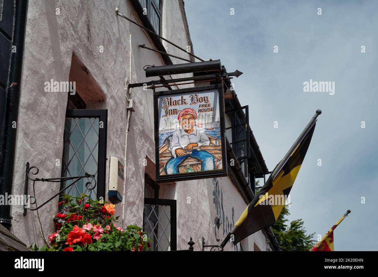 Caernarfon, Großbritannien, 11. Juli 2022: Das Black Boy Inn Bar & Restaurant Schild in Caernarfon in Nordwales. Stockfoto