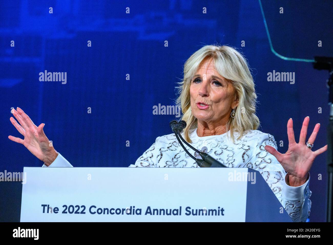 New York, USA. 21. September 2022. Jill Biden, First Lady der Vereinigten Staaten, spricht über die Abschlusssitzung des Concordia-Gipfels in New York City. Kredit: Enrique Shore/Alamy Live Nachrichten Stockfoto