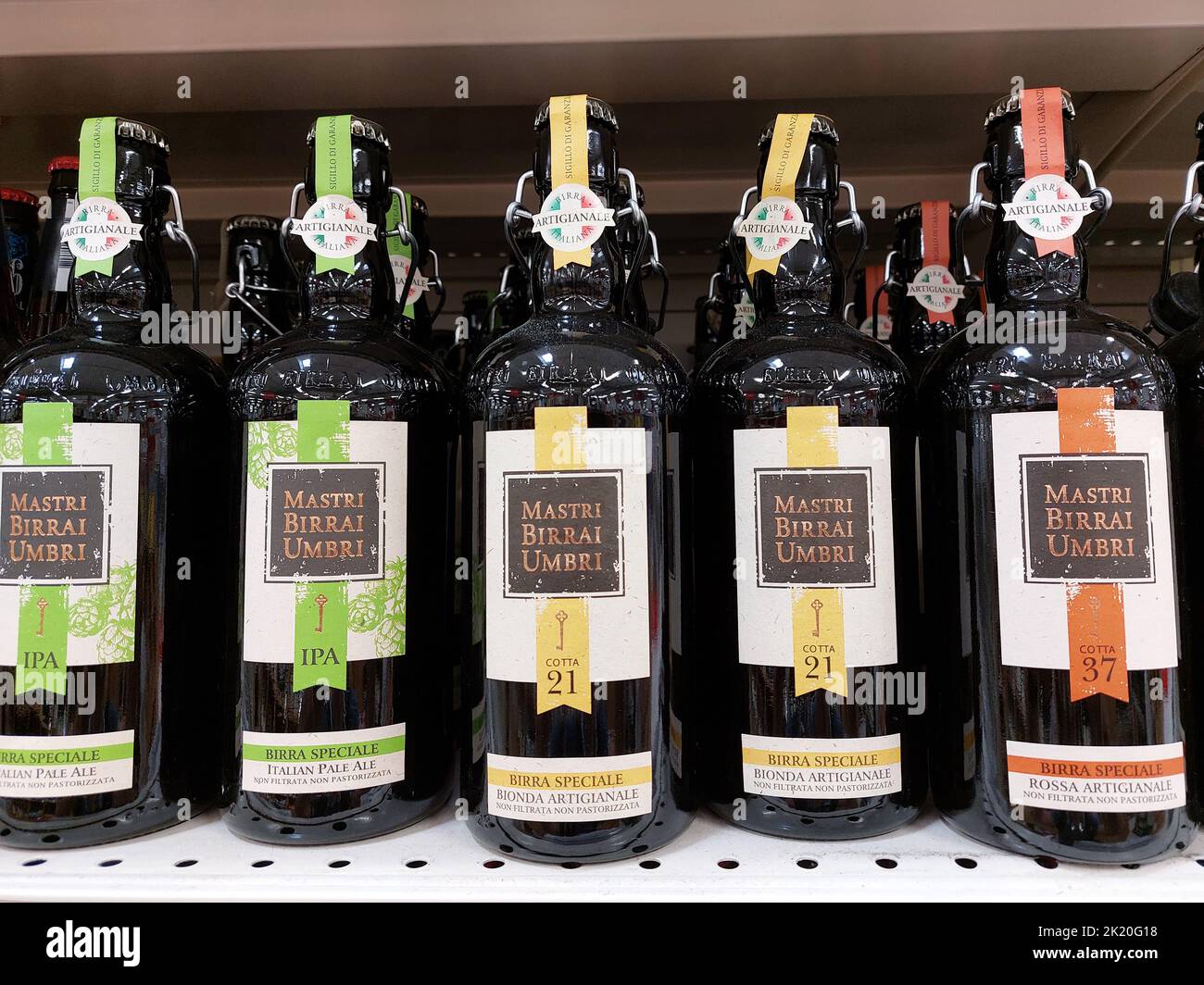 Mastri Birrai Umbri basteln Bierflaschen in einem Supermarkt Stockfoto