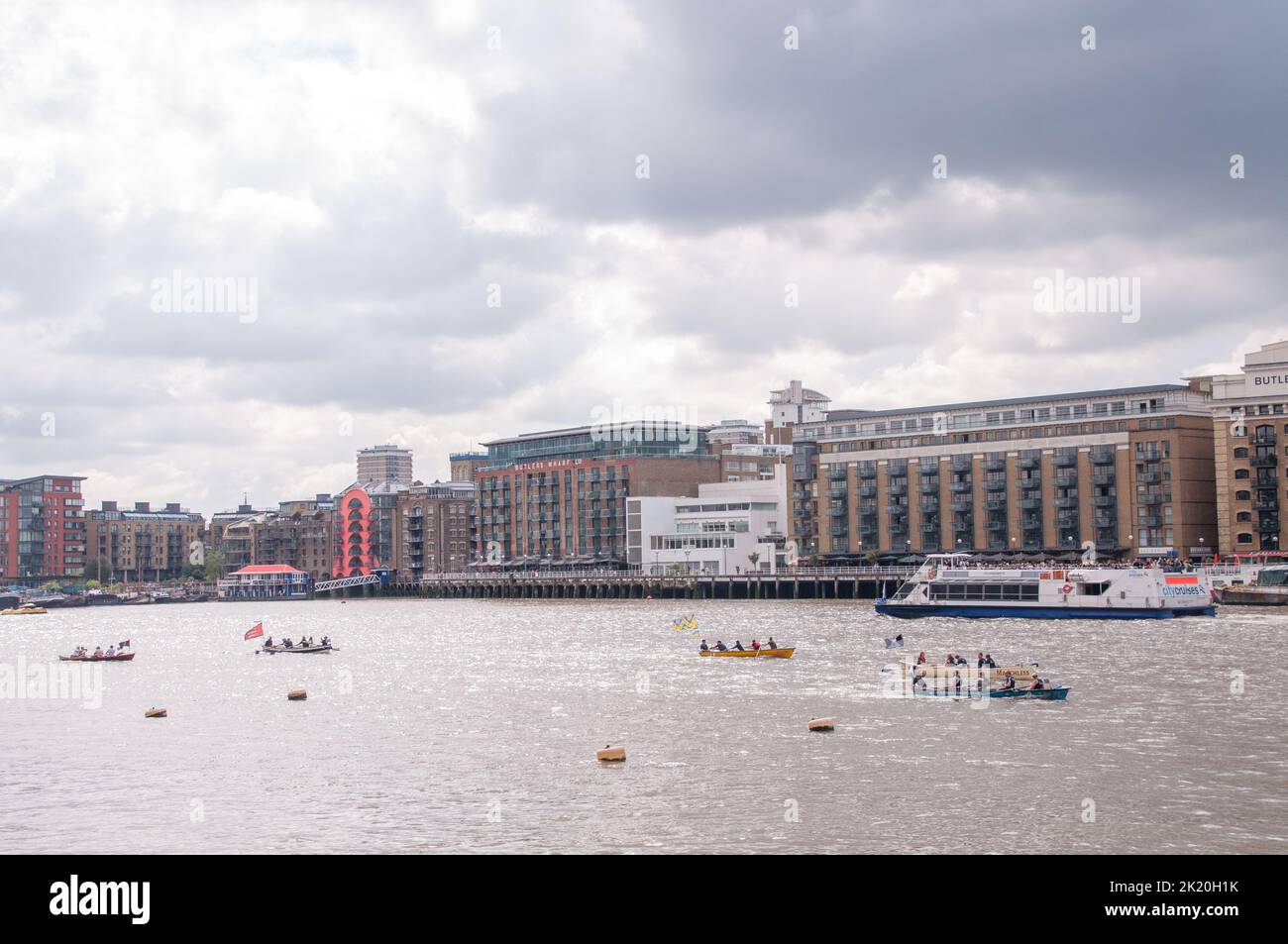 Das Great River Race, River Marathon von Tower Hamlets nach Richmond viele werden sich bemühen, die Challenge Trophy zu gewinnen Stockfoto