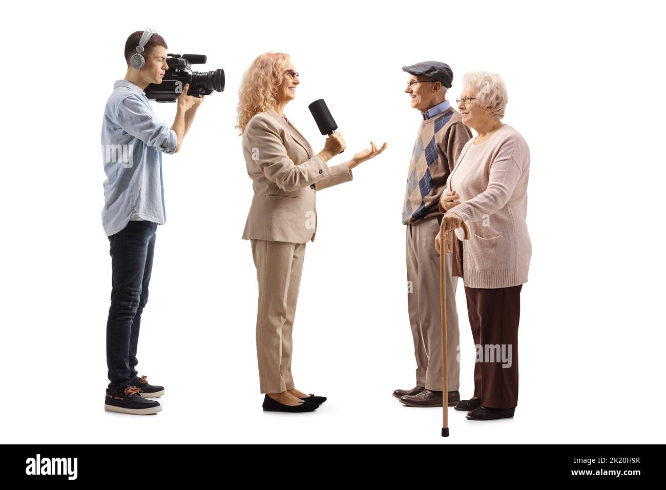 Kameramann und eine Reporterin sprechen mit einem älteren Paar, isoliert auf weißem Hintergrund Stockfoto