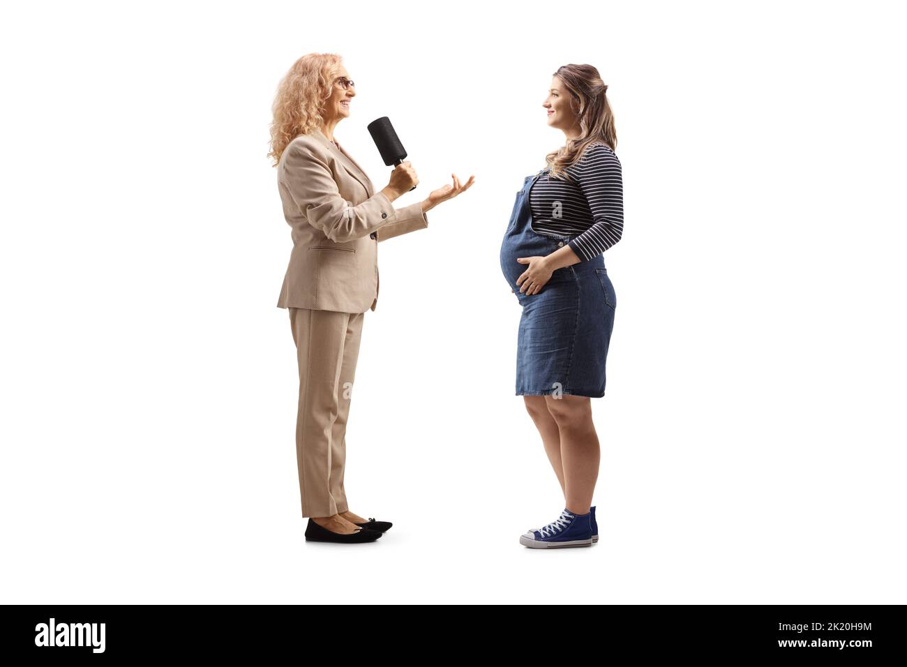 Reporterin interviewte eine Schwangerin isoliert auf weißem Hintergrund Stockfoto