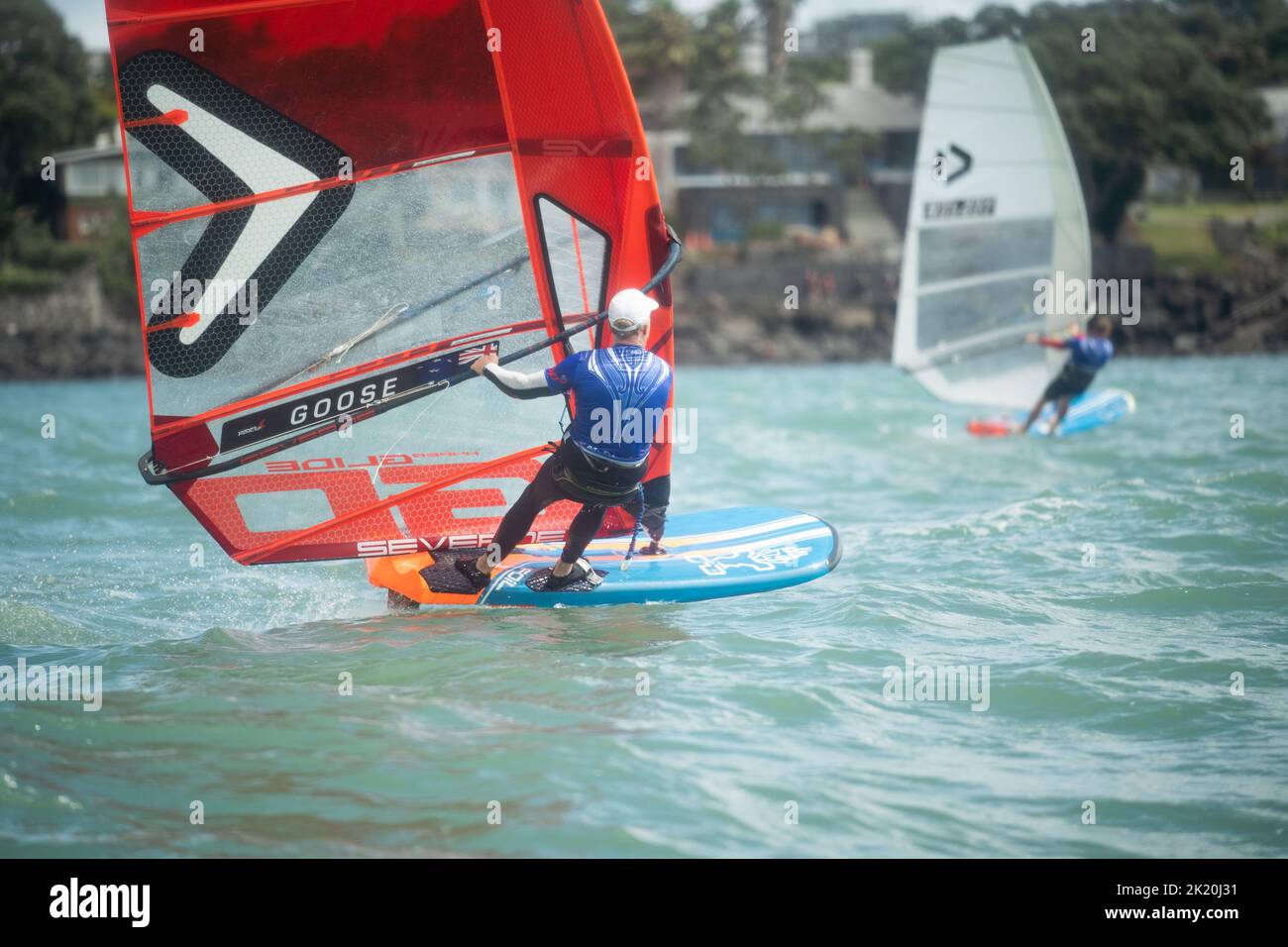 Teilnehmer des Waterbourne Watersports Festival, Takapuna Beach, Auckland, Neuseeland, nehmen an einem nationalen Windsurf-Tragflächenboot-Rennen Teil. Stockfoto